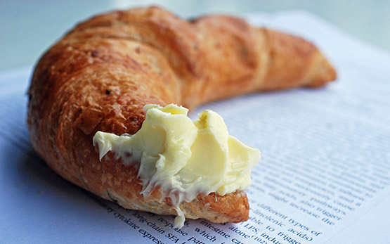 Croissant mit Butter