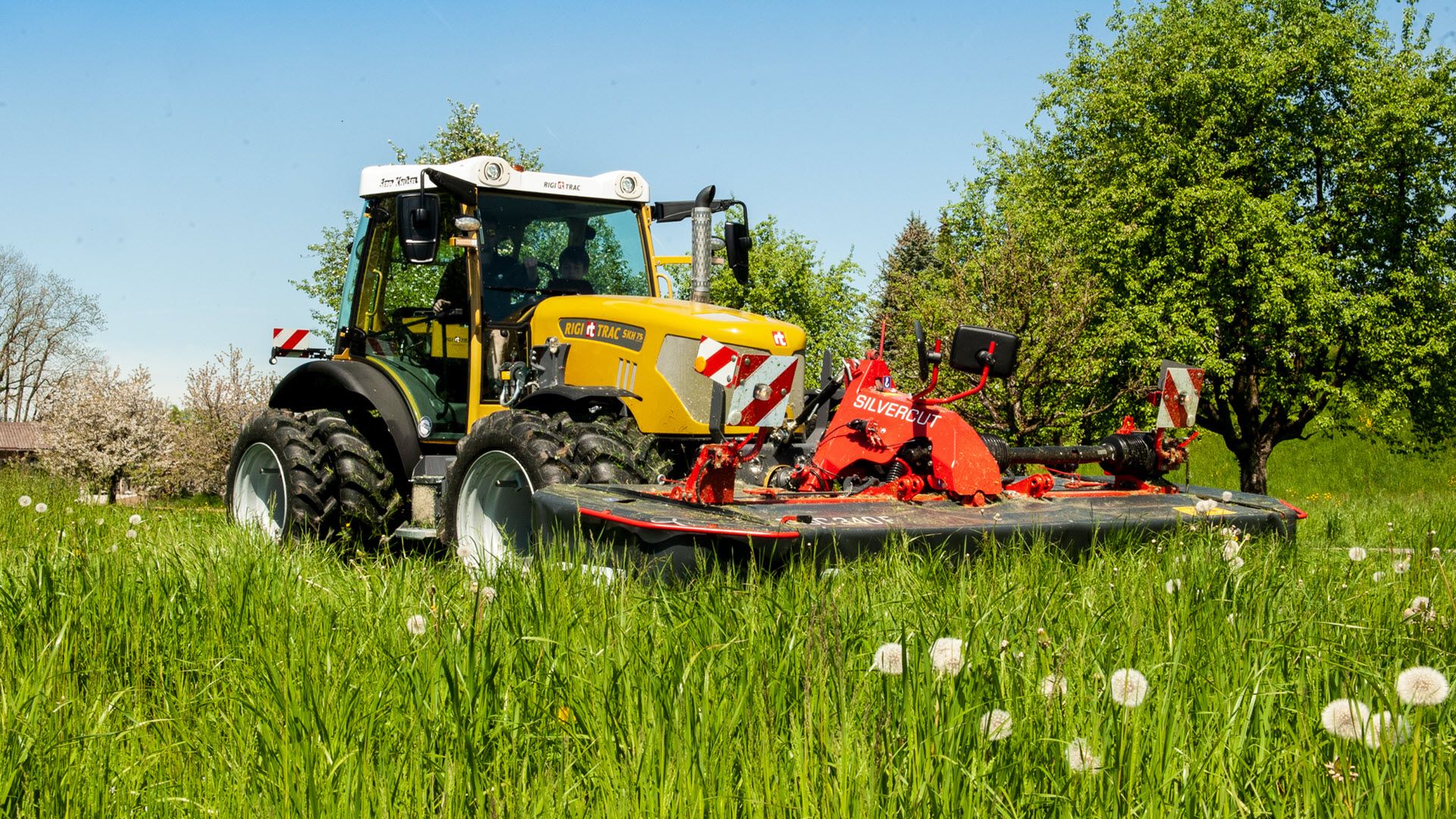 Rigitrac, Traktor auf Wiese
